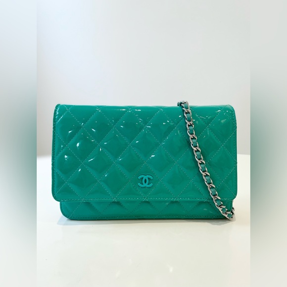 CHANEL Wallet On Chain Crossbody bag in quilted green patent leather - Picture 1 of 9
